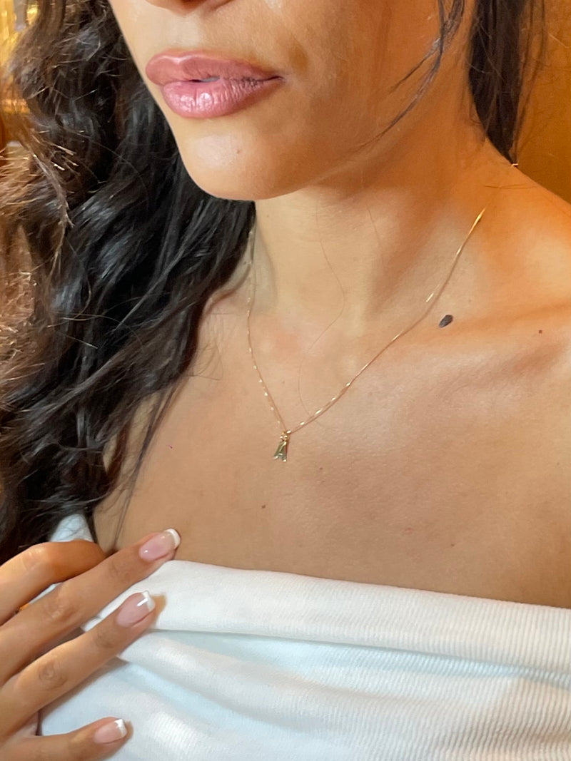 Ciondolo con lettera maiuscola in oro 18 kt con catenina in oro giallo 18 kt inclusa