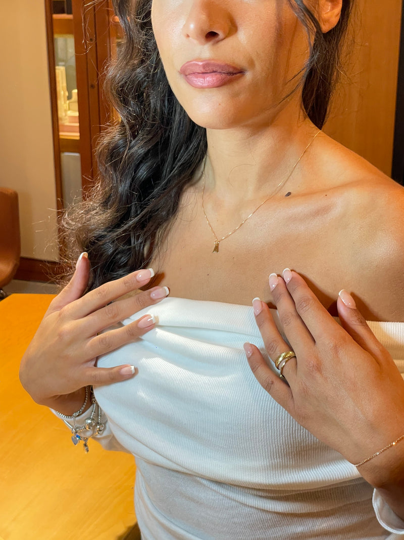Ciondolo con lettera maiuscola in oro 18 kt con catenina in oro giallo 18 kt inclusa